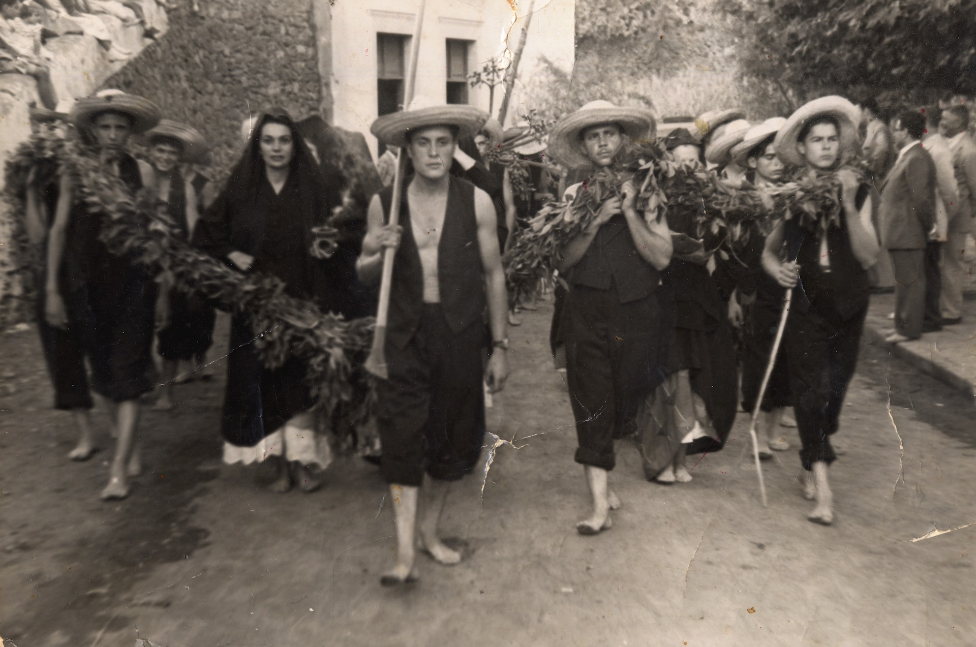 Peregrinos realizando el Camino de Santiago en los años sesenta del siglo XX.