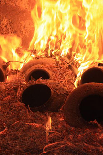 Piezas de cerámica en un horno.