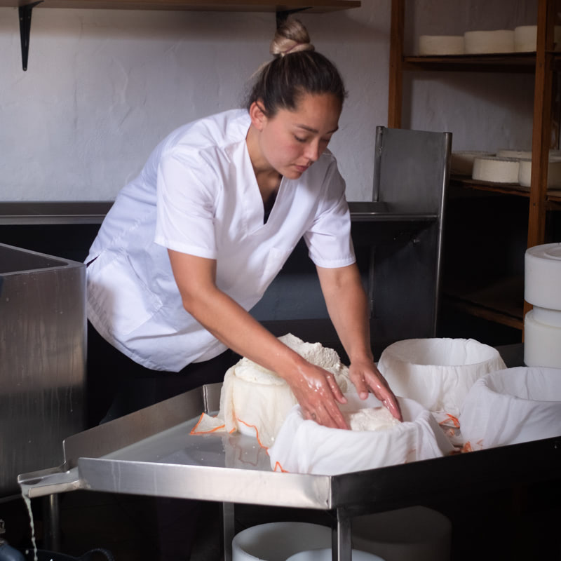 Mujer elaborando queso de flor.