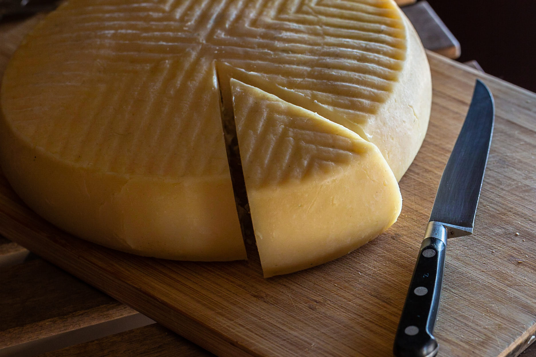 Lasca de queso de flor y cuchillo.